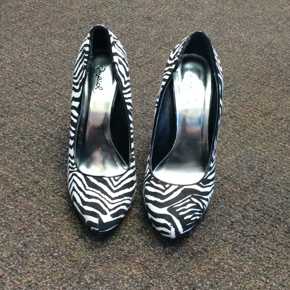 Qupid Zebra Heels - Picture 2 of 5